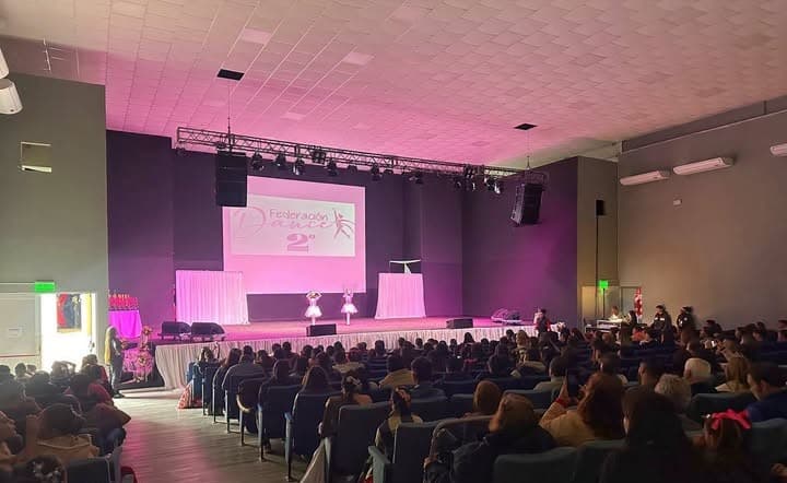 La sala del Auditorium Ciudad de Federación, colmada, con el logo del certamen proyectado sobre el escenario.